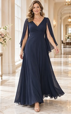 Dunkelblaues, formelles Abendkleid in A-Linie mit V-Ausschnitt, geraffter Taille, Chiffoncape und bodenlangem Schnitt.