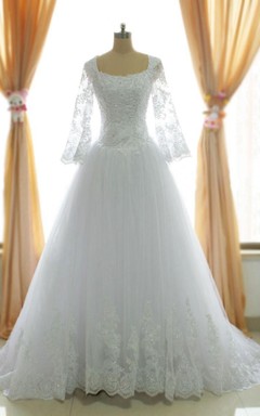 A-Linien-Kleid in Teelänge mit schulterfreiem Ausschnitt, eckigen Ärmeln, Perlenstickerei, Tüllspitze und Pailletten aus Satin