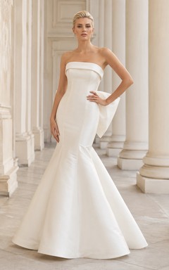 Trägerloses, minimalistisches Brautkleid aus Satin im Meerjungfrauenstil mit skulpturaler Schleife am Rücken und Schleppe
