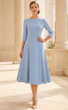 Robe trapèze bleu clair mi-longue à manches trois-quarts et col bateau.
