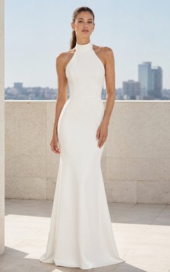 Vestido formal blanco sin mangas, de corte A, largo hasta el suelo, con espalda descubierta y escote halter.