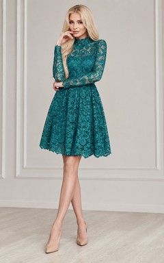 Robe dos nu à col montant, manches longues et dentelle, longueur genou.