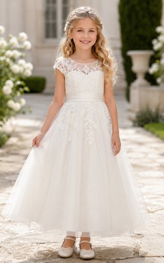 Robe de demoiselle d'honneur en dentelle ivoire et tulle, coupe trapèze, manches courtes, col rond, longueur midi