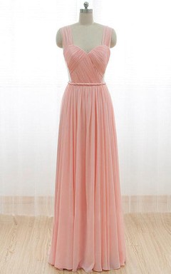 Vestido largo de gasa con tirantes, pliegues y espalda en V.