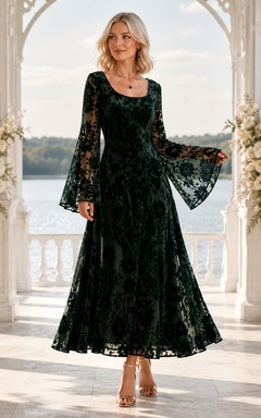 Vestido midi de encaje verde oscuro con escote redondo y mangas acampanadas para invitadas.
