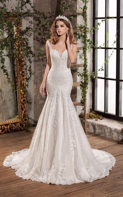 Lujoso vestido de novia largo de sirena con encaje y tul, escote en V y apliques.