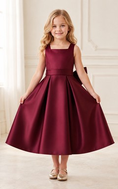 Robe de demoiselle d'honneur bordeaux en satin, col carré, sans manches, longueur thé, coupe trapèze, avec nœud, idéale pour un mariage champêtre.