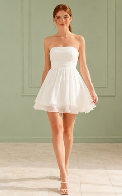 Vestido corto de cóctel de tul blanco sin tirantes, corte A, con capas, ideal para fiestas de bienvenida.