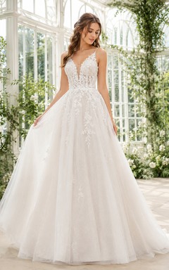Robe de mariée romantique fluide en dentelle florale à col en V et coupe trapèze, avec traîne courte, ornée d'une traîne courte.