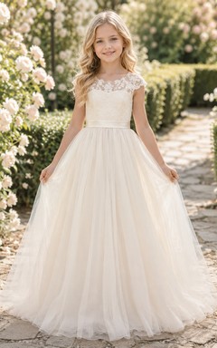 Robe de cérémonie élégante pour demoiselle d'honneur, coupe trapèze, en tulle et dentelle, col bijou, manches courtes, longueur au sol.
