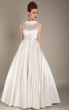 Robe de mariée élégante en satin, longue jusqu'au sol, sans manches, avec col rond et fronces.