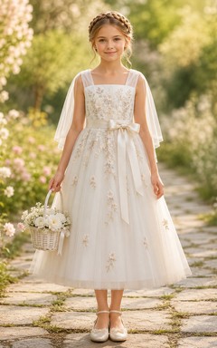 Robe de demoiselle d'honneur à fleurs en tulle transparent à manches papillon, idéale pour une cérémonie champêtre ou un goûter.