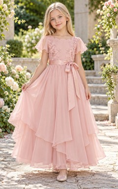 Rosafarbenes Blumenmädchenkleid mit geschwungenen, flatternden Ärmeln und Schleifen aus mehrlagigem Tüll