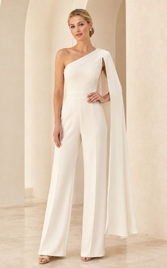 Mono formal moderno blanco de un solo hombro con capa, pierna ancha y elegante.