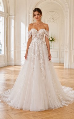 Robe de mariée raffinée en dentelle et tulle, épaules dénudées, manches courtes, coupe trapèze, traîne chapelle, ornée d'appliqués floraux, style terrasse