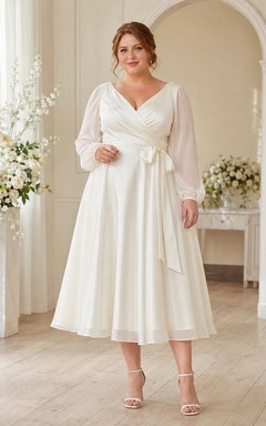 Brautkleid in Übergröße aus Satin mit Wickeloptik, V-Ausschnitt, langen Ärmeln, Schärpe, A-Linie und Teelänge