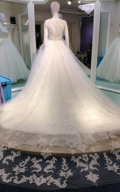 Vestido largo de manga larga con encaje y cuentas, corte en A y espalda transparente.