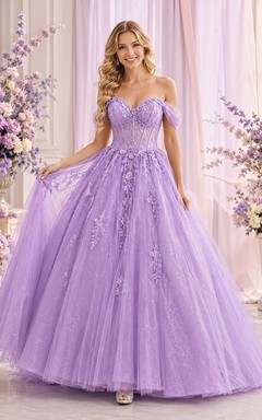 Lavendelfarbenes Tüll-Ballkleid mit schulterfreiem Ausschnitt und floralen Applikationen – perfekt für den 16. Geburtstag