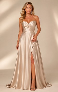 Robe de soirée bustier en satin champagne fendue, coupe trapèze