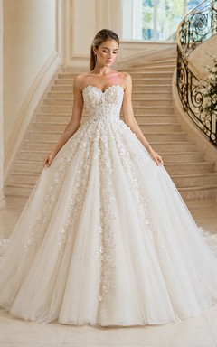 Trägerloses Ballkleid mit Herzausschnitt, floraler Spitze und Prinzessinnen-Schleppe