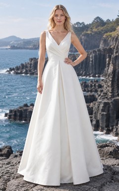 Schlichtes, ärmelloses, plissiertes Brautkleid in A-Linie mit V-Ausschnitt