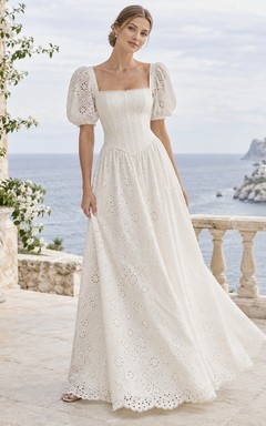 Romantisches, tailliertes Brautkleid mit eckigem Ausschnitt, kurzen Ärmeln, floraler Spitze und A-Linien-Länge, bodenlang