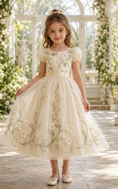 Vestido de niña de flores de corte A, largo midi, con mangas abullonadas y bordado botánico color marfil, con lazo de satén en la cintura.