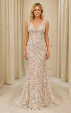 Vestido de novia sencillo de corte recto con escote en V, tirantes y cola de encaje.