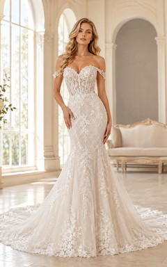 Robe de mariée sirène en dentelle noble, épaules dénudées, manches courtes, traîne chapelle, applications florales, style jardin