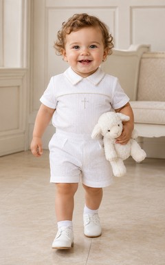 Traje corto de bautismo con cuello Peter y cruz blanca bordada para bebé niño