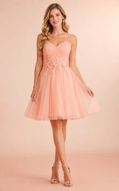 Pfirsichfarbenes Tüllkleid mit floraler Taille und weichem Tellerrock, verziert mit einer dreidimensionalen floralen Taille