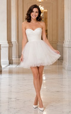 Vestido corto de tul sin mangas con escote corazón, romántico y perfecto para una boda íntima.