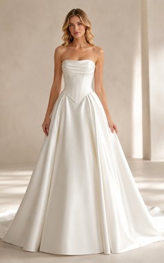 Vestido de novia sencillo de satén con corte en A, sin tirantes y con punta, estilo vasco.