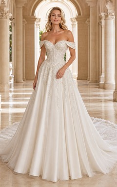 Robe de mariée glamour en dentelle et tulle, épaules dénudées, manches courtes, coupe trapèze, traîne chapelle, applications florales, style jardin