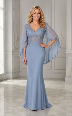 Vestido de sirena azul empolvado con escote en V y mangas tipo capa para madres.