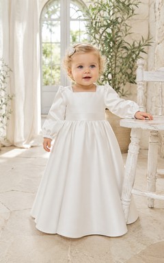 Schlichtes, mattes Satin-Taufkleid in A-Linie mit langen Ärmeln
