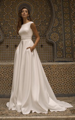 Robe de mariée simple en satin élégant, manches courtes, encolure bateau, dos en V et ceinture.