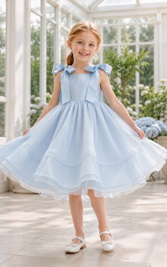 Robe de demoiselle d'honneur bleu ciel en mousseline de soie, coupe trapèze, col carré et nœud dans le dos.