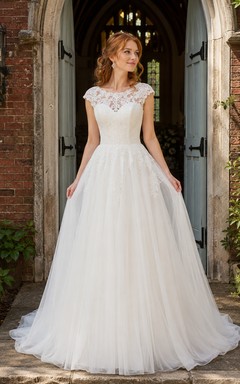 Ballkleid mit kurzen Ärmeln, Spitzenoberteil und Kapellenbrautkleid
