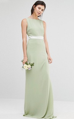 Robe de demoiselle d'honneur fourreau en mousseline sans manches, longue jusqu'au sol, ornée d'un ruban et d'un dos en V, avec encolure bijou et col rond.