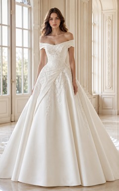 Vestido de novia clásico de satén con encaje, hombros descubiertos, cola capilla y largo hasta el suelo.