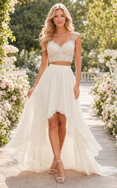 Conjunto de novia de gasa asimétrico con top corto de tirantes de encaje y top corto de gasa.