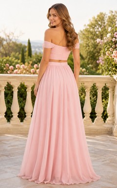Romantisches, zweiteiliges, bodenlanges Chiffon-Abendkleid in Blush mit schulterfreiem Schlitz