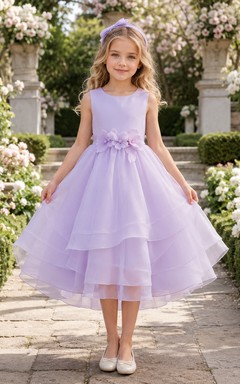 Robe de demoiselle d'honneur en organza lilas sans manches à volants, longueur thé, à fleurs et taille haute.