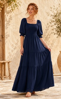 Vestido largo de gasa azul marino oscuro con cuello cuadrado y mangas abullonadas.
