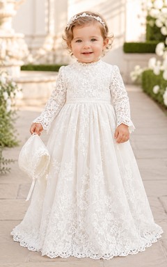Taufkleid mit hohem Kragen, A-Linie, Spitze, Tüll, lange Ärmel, geschwungener Saum