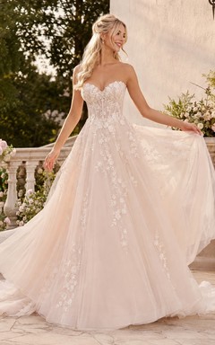 Vestido de novia de corte A sin tirantes con encaje y tul floral y cola de corte princesa