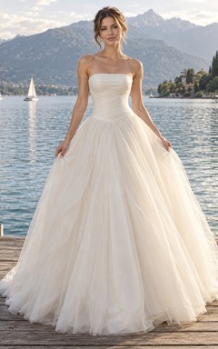 Vestido de novia romántico sin tirantes de tul y satén, estilo princesa, largo hasta el suelo, con cola de capilla.