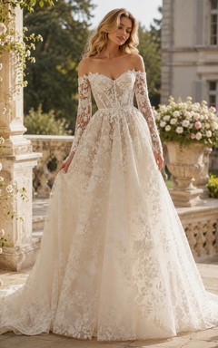 Vestido de novia de encaje color champán con escote Bardot, corte en A y mangas largas.