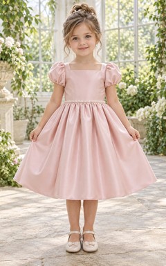 Schlichtes, knielanges, rosafarbenes Sommerkleid aus Satin mit eckigem Ausschnitt und Puffärmeln in A-Linie für Blumenmädchen